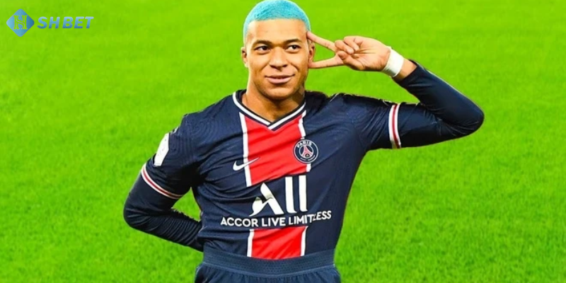 Kylian Mbappe ăn mừng sau pha lập công ấn tượng tại Champions League.